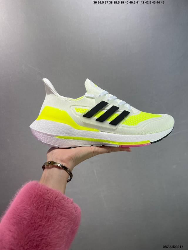 阿迪达斯Adidas Ultraboost Dna Ub21全掌爆米花休闲运动跑鞋。采用网材搭配反光皮革鞋面，配上Stretchweb网格外底和Boost中底，