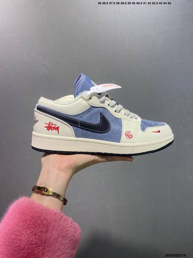 公司级Stussy X Air Jordan 1 Low 蛇年限定 米白深灰勾 此款主张打破传统的工业化流水线设计限制，以Made By Ideas的超级创意为