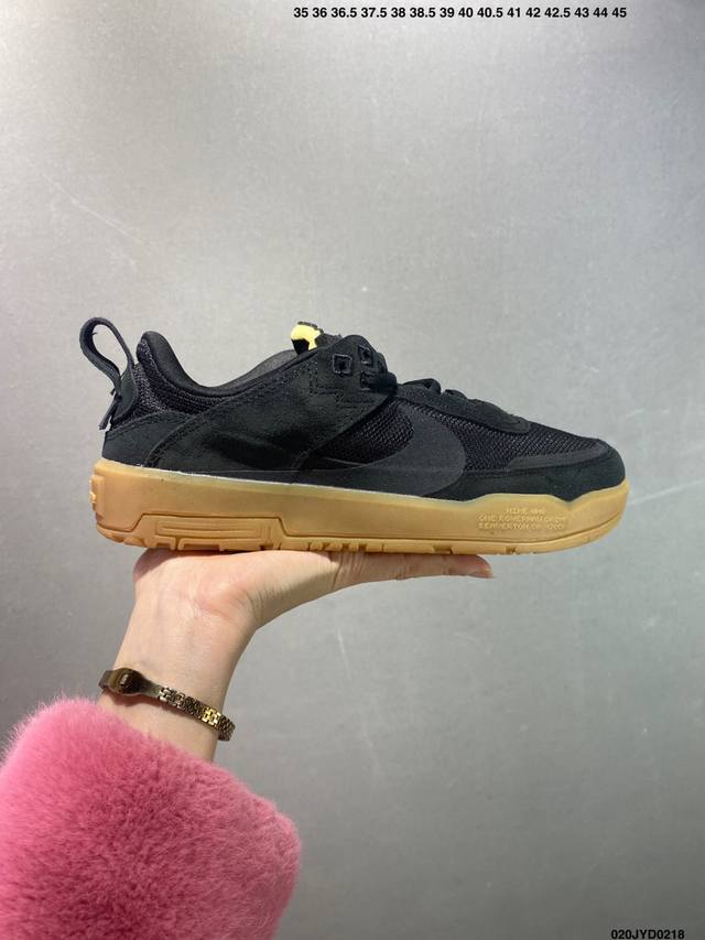 公司级Nike Sb Day One 黑色 此款以简约大方的造型设计，给人以随性休闲的时尚格调，穿着舒适轻便，运动灵活自如，满足日常个性穿搭。 货号：Fn421