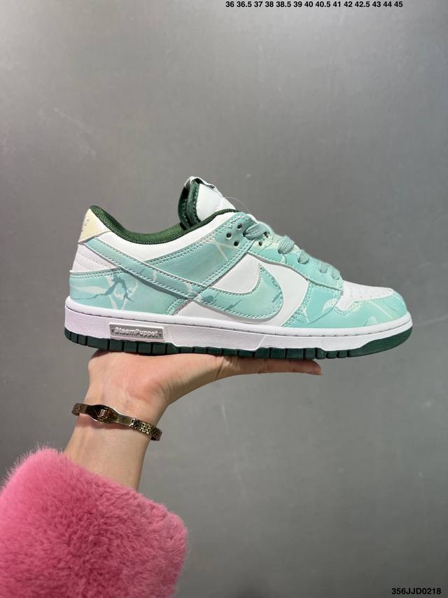 耐克 Nike Dunk Low Retro 运动鞋复古解构绑带板鞋 双鞋带。作为 80 年代经典篮球鞋款，起初专为硬木球场打造，后来成为席卷街头的时尚标杆，现