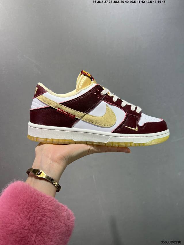 耐克 Nike Dunk Low Retro 运动鞋复古解构绑带板鞋 双鞋带。作为 80 年代经典篮球鞋款，起初专为硬木球场打造，后来成为席卷街头的时尚标杆，现