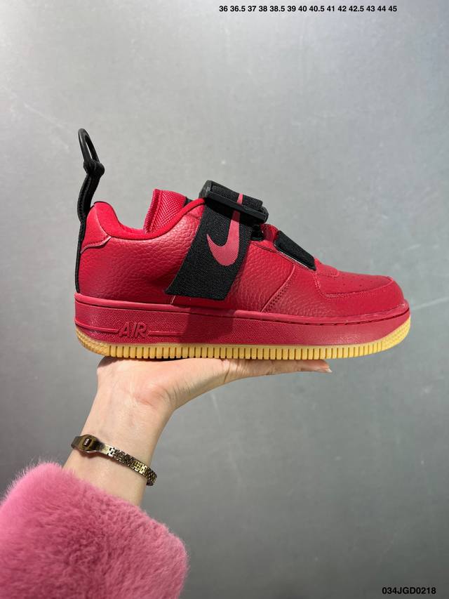 真标耐克Nike Air Force 1 Utility 空军一号低帮百搭休闲运动板鞋。柔软、弹性十足的缓震性能和出色的中底设计，横跨复古与现代的外型结合，造就