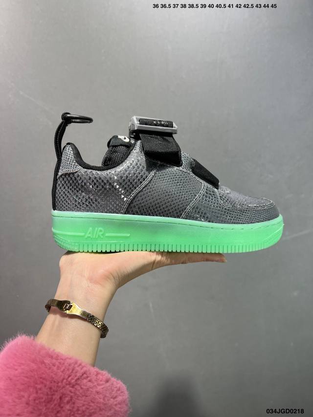 真标耐克Nike Air Force 1 Utility 空军一号低帮百搭休闲运动板鞋。柔软、弹性十足的缓震性能和出色的中底设计，横跨复古与现代的外型结合，造就