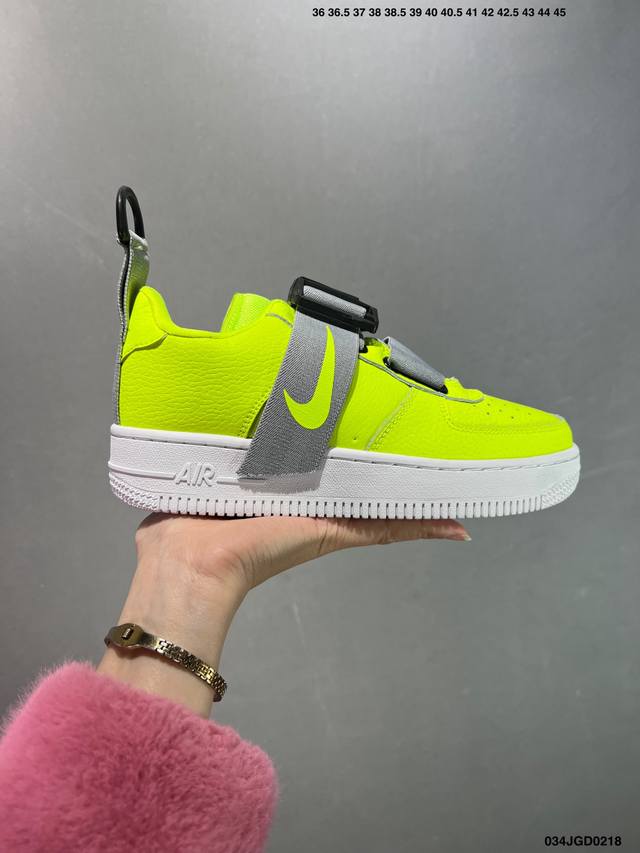 真标耐克Nike Air Force 1 Utility 空军一号低帮百搭休闲运动板鞋。柔软、弹性十足的缓震性能和出色的中底设计，横跨复古与现代的外型结合，造就