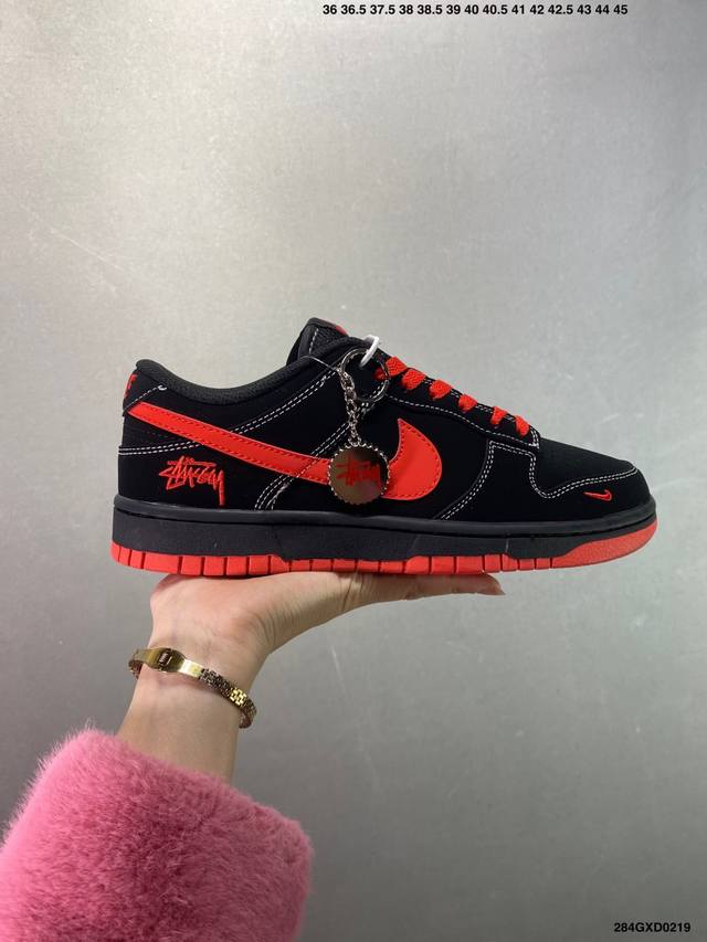 公司级Stussy X Nike Dunk Low 猪八红勾 此款主张打破传统的工业化流水线设计限制，以Made By Ideas的超级创意为理念，集结众多潮流