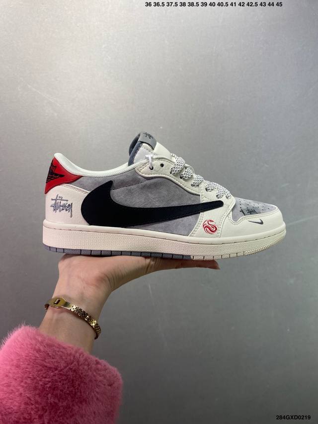 公司级Stussy X Air Jordan 1 Low 蛇年限定 双拼米黑勾 此款主张打破传统的工业化流水线设计限制，以Made By Ideas的超级创意为