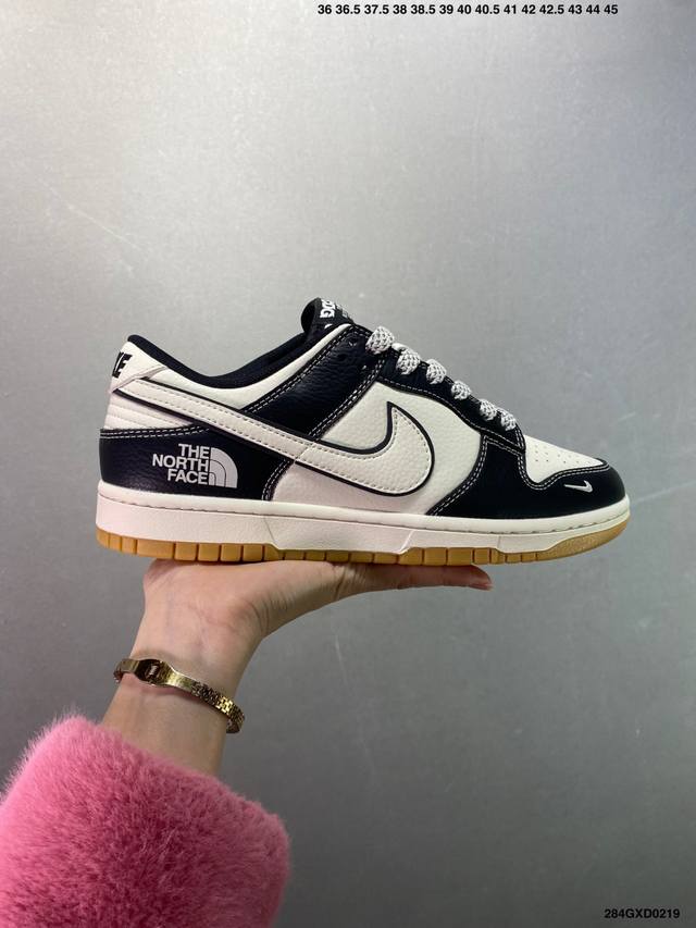 公司级The North Face X Nike Dunk Low 米黑生胶 此款主张打破传统的工业化流水线设计限制，以Made By Ideas的超级创意为理