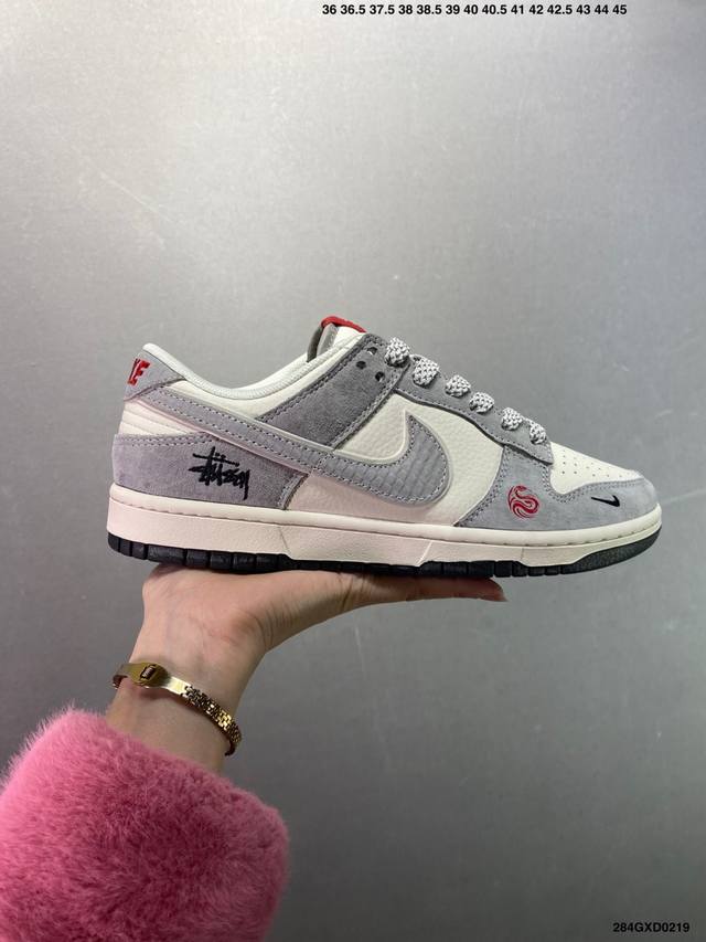 公司级Stussy X Nike Dunk Low 米灰蛇鳞勾 此款主张打破传统的工业化流水线设计限制，以Made By Ideas的超级创意为理念，集结众多潮 - 点击图像关闭