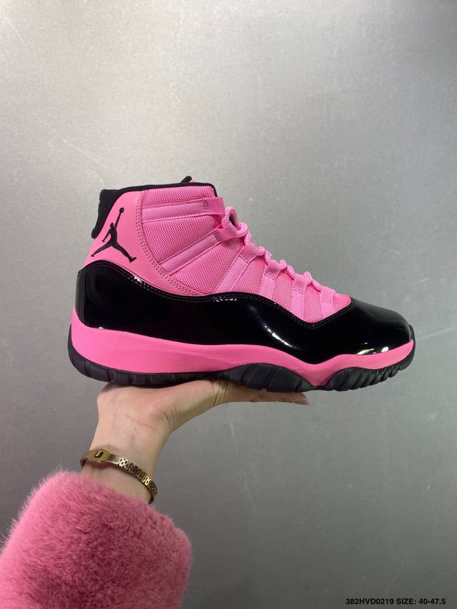 公司级Air Jordan 11 Cherry 高帮 樱桃红 Aj11 乔丹11代 Aj11 乔11 高邦 白红 乔丹篮球鞋系列 整双鞋以白红色为主调，红色的漆