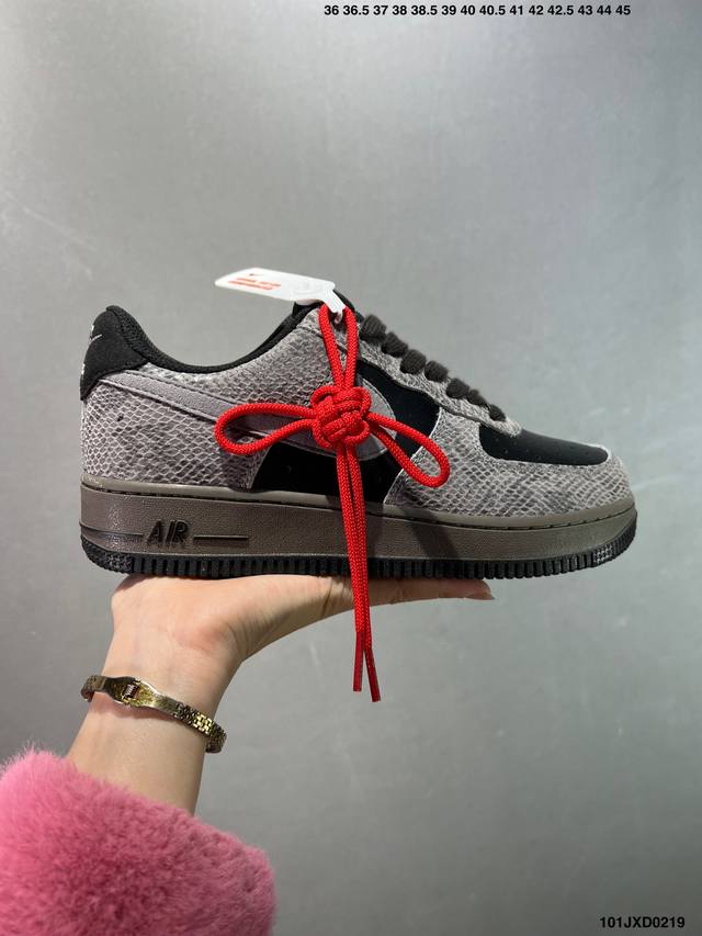 公司级耐克Nike Air Force 1’07 空军一号低帮百搭休闲运动板鞋。柔软、弹性十足的缓震性能和出色的中底设计，横跨复古与现代的外型结合，造就出风靡全