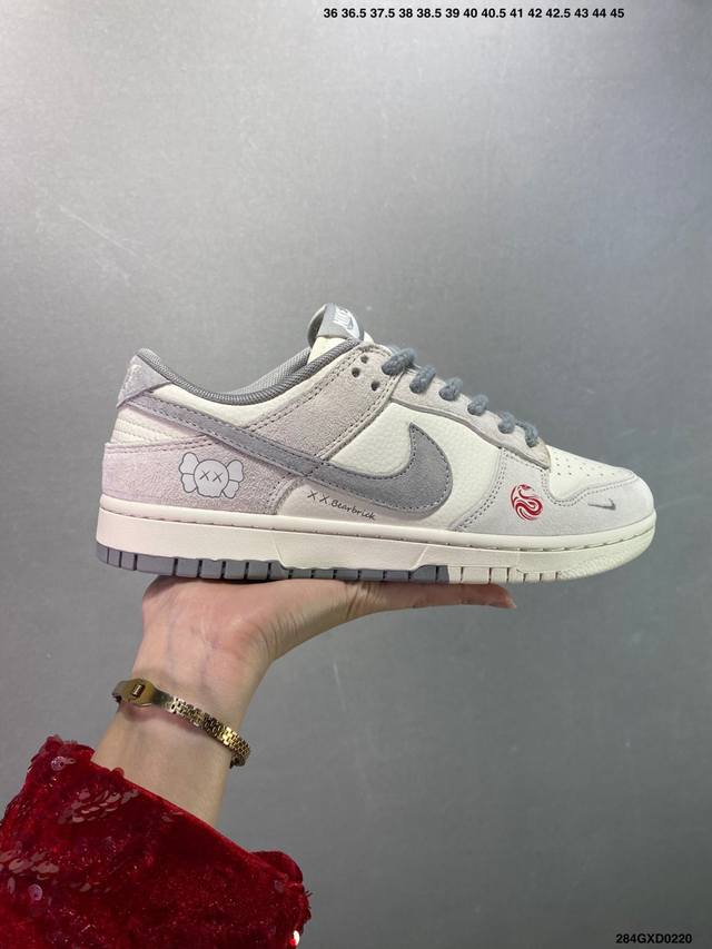 公司级Kaws X Nike Dunk Low 蛇年限定 猪八灰勾 此款主张打破传统的工业化流水线设计限制，以Made By Ideas的超级创意为理念，集结众