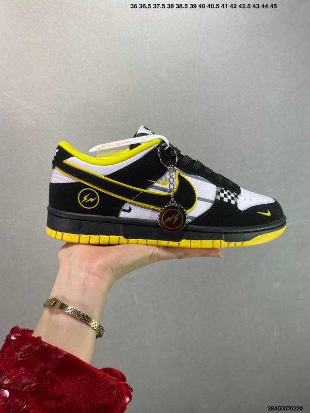 公司级Fragment X Nike Dunk Low 赛车黑勾 此款设计灵感来源于轻定制，用符合美学逻辑的色彩作为设计的基石，整体简约而不简单，樱桃作为整体设