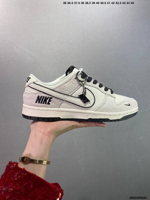 公司级Nike Dunk Low 米黑Logo 此款主张打破传统的工业化流水线设计限制，以Made By Ideas的超级创意为理念，集结众多潮流设计师，结合时