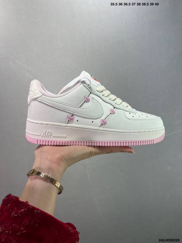 公司级Nike Air Force 1 ‘07 Low 空军一号含气垫 低帮百搭厚底增高休闲运动板鞋。柔软、弹性十足的缓震性能和出色的中底设计，横跨复古与现代的