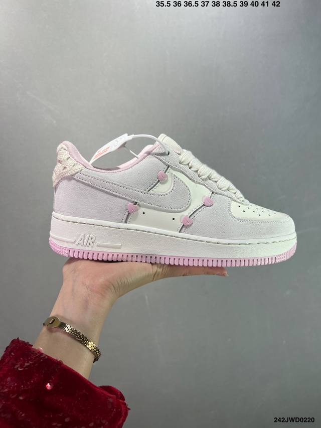 公司级Nike Air Force 1 ‘07 Low 空军一号含气垫 低帮百搭厚底增高休闲运动板鞋。柔软、弹性十足的缓震性能和出色的中底设计，横跨复古与现代的