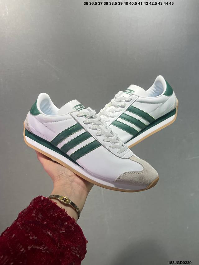 Adidas Originals Country Low Og 复古单品 今年崛起的复古款球鞋基本都围绕在Adidas Samba、Gazelle这些室内训练鞋