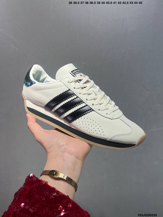 Adidas Originals Country Low Og 复古单品 今年崛起的复古款球鞋基本都围绕在Adidas Samba、Gazelle这些室内训练鞋