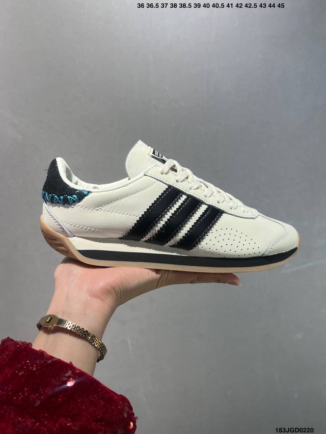 Adidas Originals Country Low Og 复古单品 今年崛起的复古款球鞋基本都围绕在Adidas Samba、Gazelle这些室内训练鞋