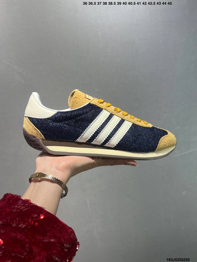 Adidas Originals Country Low Og 复古单品 今年崛起的复古款球鞋基本都围绕在Adidas Samba、Gazelle这些室内训练鞋