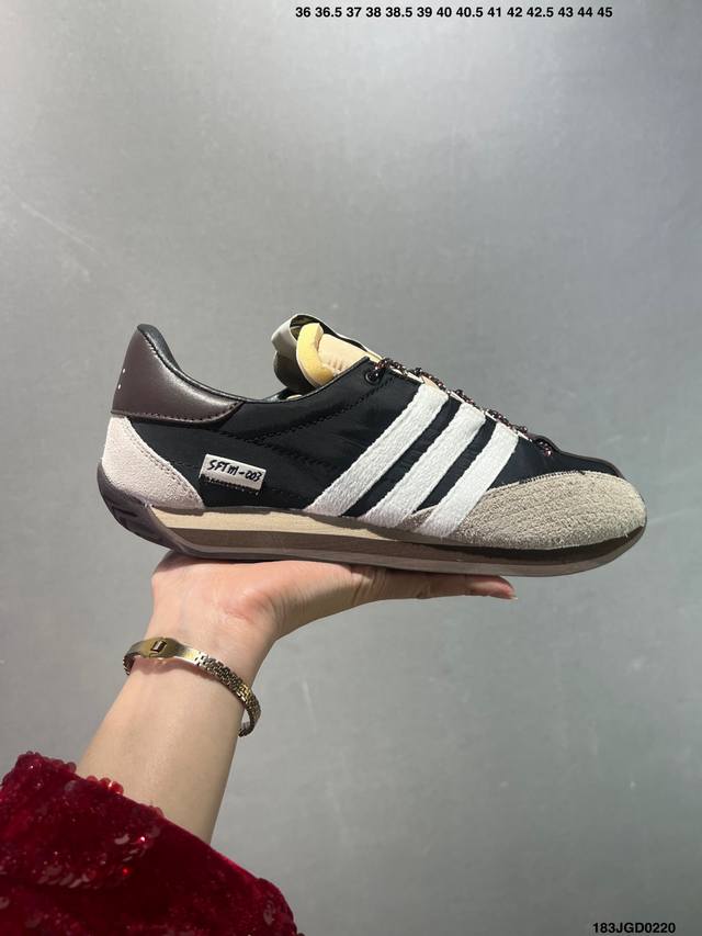 Adidas Originals Country Low Og 复古单品 今年崛起的复古款球鞋基本都围绕在Adidas Samba、Gazelle这些室内训练鞋