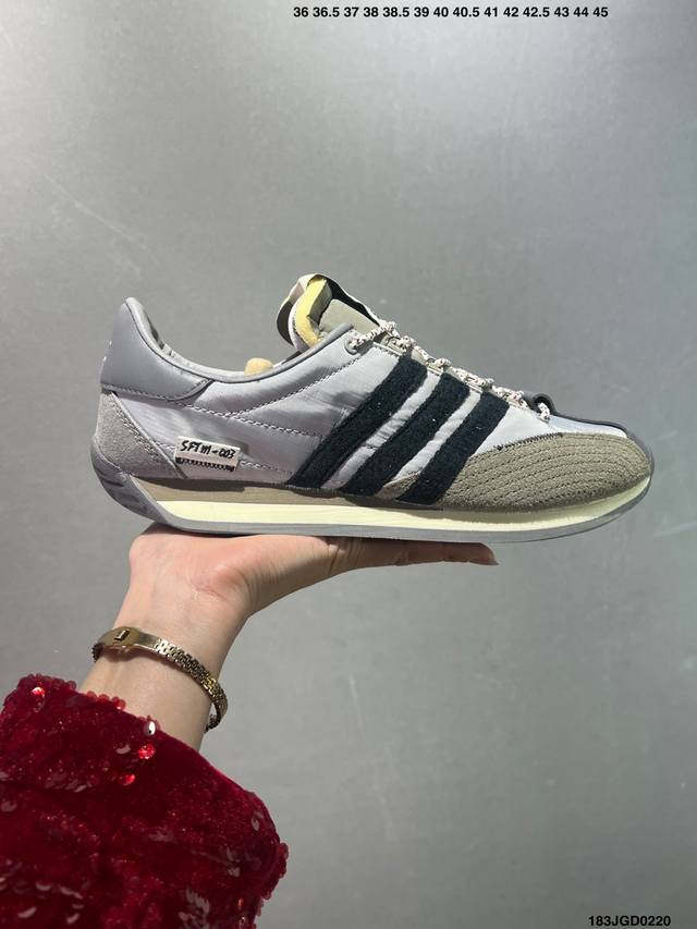 Adidas Originals Country Low Og 复古单品 今年崛起的复古款球鞋基本都围绕在Adidas Samba、Gazelle这些室内训练鞋