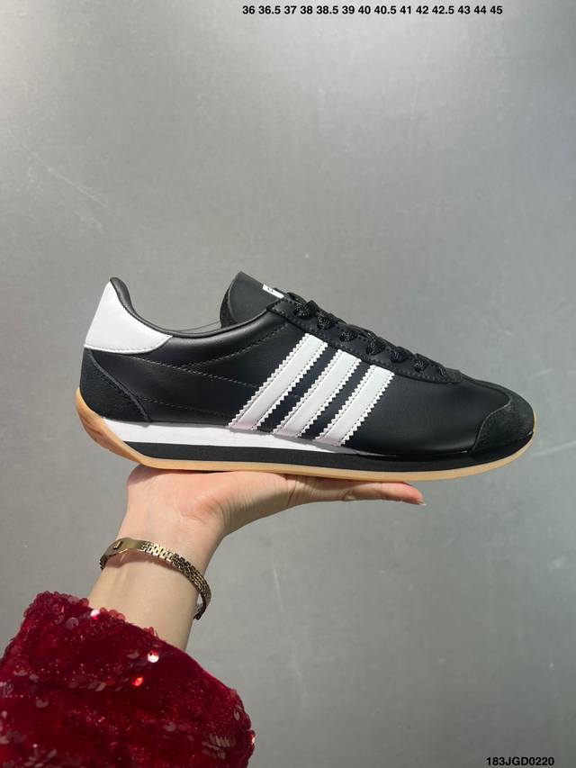 Adidas Originals Country Low Og 复古单品 今年崛起的复古款球鞋基本都围绕在Adidas Samba、Gazelle这些室内训练鞋