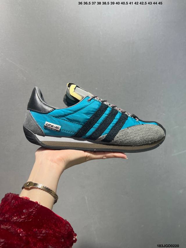 Adidas Originals Country Low Og 复古单品 今年崛起的复古款球鞋基本都围绕在Adidas Samba、Gazelle这些室内训练鞋