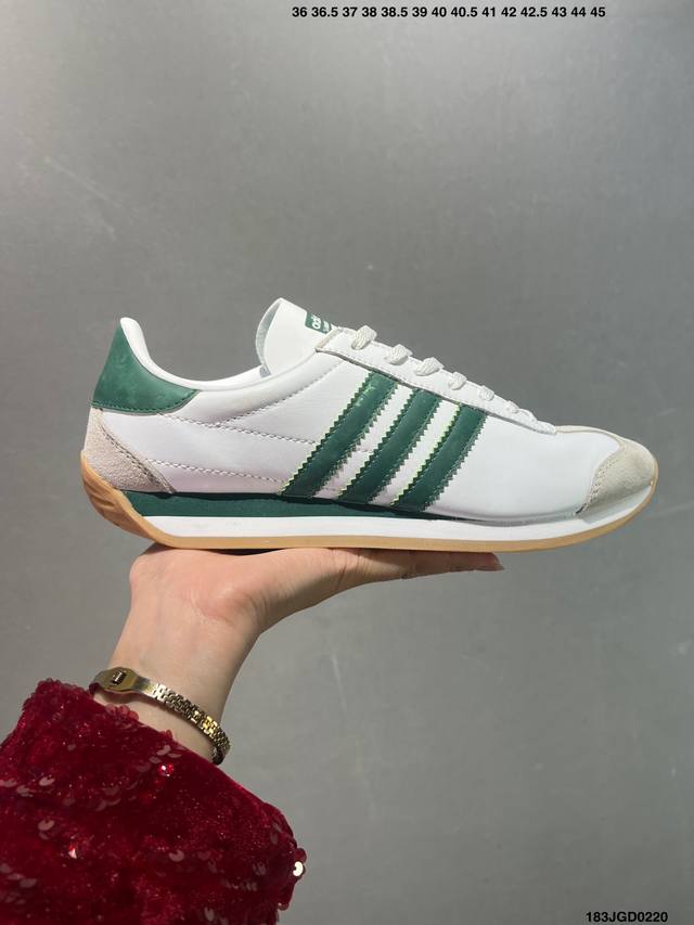 Adidas Originals Country Low Og 复古单品 今年崛起的复古款球鞋基本都围绕在Adidas Samba、Gazelle这些室内训练鞋