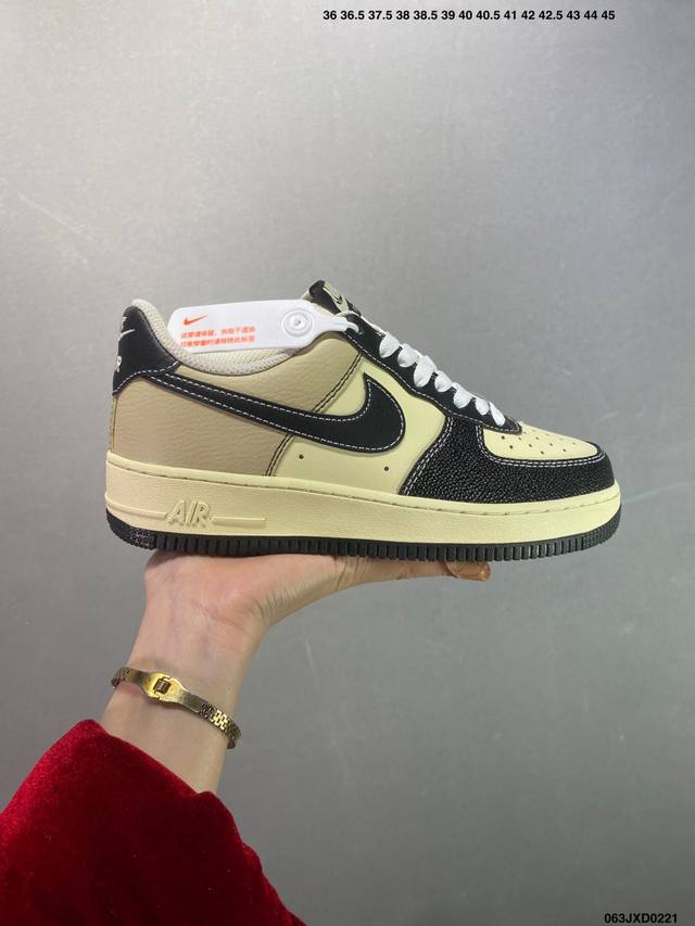 公司级Nike Air Force 1 Low 原楦头原纸板 打造纯正空军版型 专注外贸渠道 全掌内置蜂窝气垫 原盒配件 原厂中底钢印、拉帮完美 官方货号：Xl