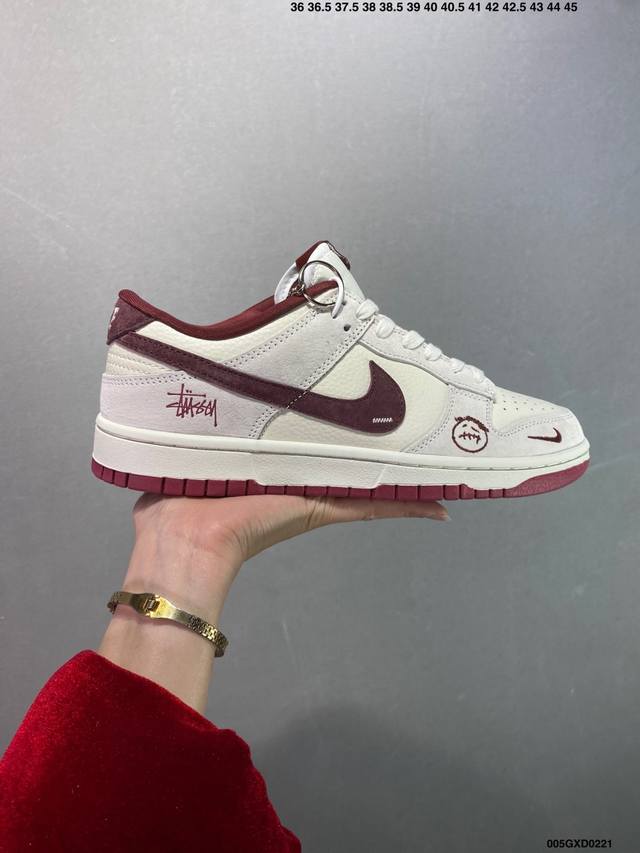 公司级Stussy X Nike Dunk Low 猪八红勾 此款主张打破传统的工业化流水线设计限制，以Made By Ideas的超级创意为理念，集结众多潮流 - 点击图像关闭