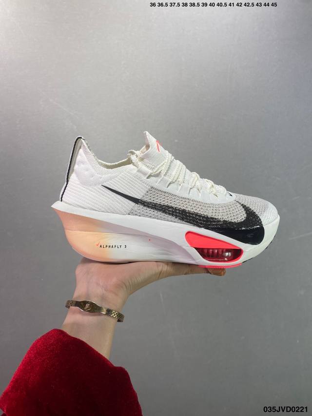 公司级新品发布 Nike Air Zoom Alphafly Next% 整体采用前作的设计语言，并且对后者的细节进行升级，马拉松和长距离路跑的性能极限设计而生