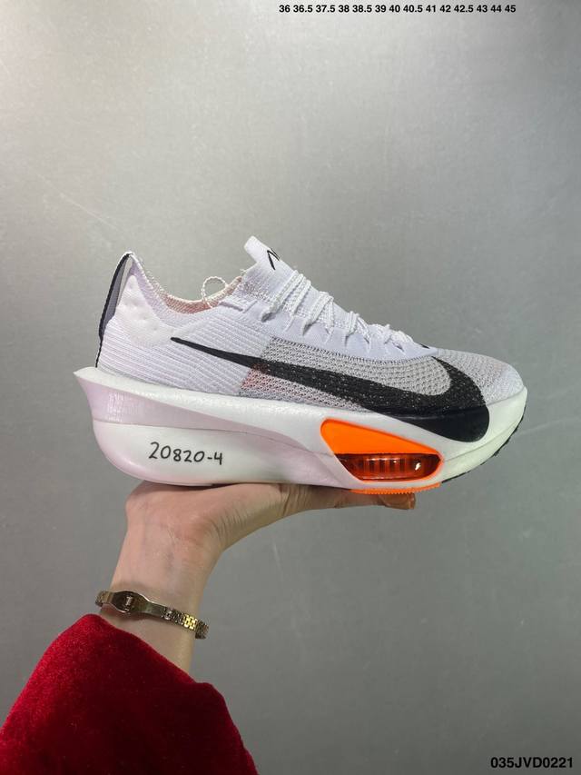 公司级新品发布 Nike Air Zoom Alphafly Next% 整体采用前作的设计语言，并且对后者的细节进行升级，马拉松和长距离路跑的性能极限设计而生