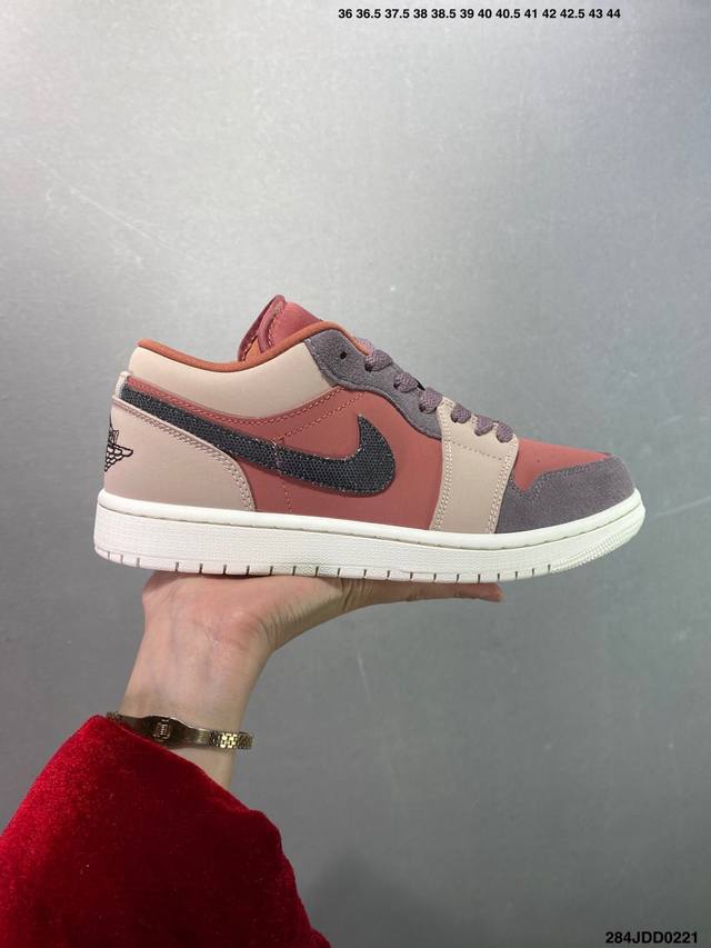 特价Air Jordan 1 Low Aj1乔1低帮休闲板鞋 同步官方配色 市场唯一独家头层皮打造 原鞋原档案开发 原厂皮料 原档冲孔鞋头 正确满胶鞋垫 四线拉