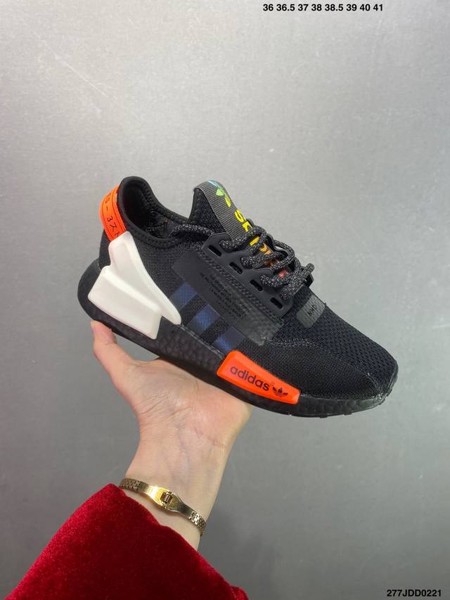 特价Adidas Boost Nmd R1 系列 弹力针鞋织面 原高 装弹Boost颗大粒底 缓震能性卓越 体质盈轻且抗冲击 整 双鞋子的透气和性舒适完度美！