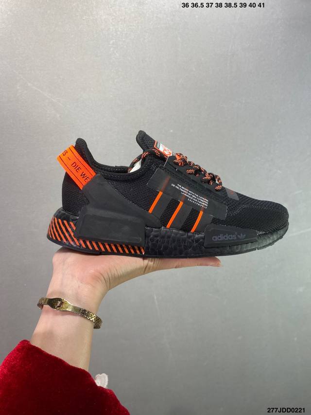 特价Adidas Boost Nmd R1 系列 弹力针鞋织面 原高 装弹Boost颗大粒底 缓震能性卓越 体质盈轻且抗冲击 整 双鞋子的透气和性舒适完度美！