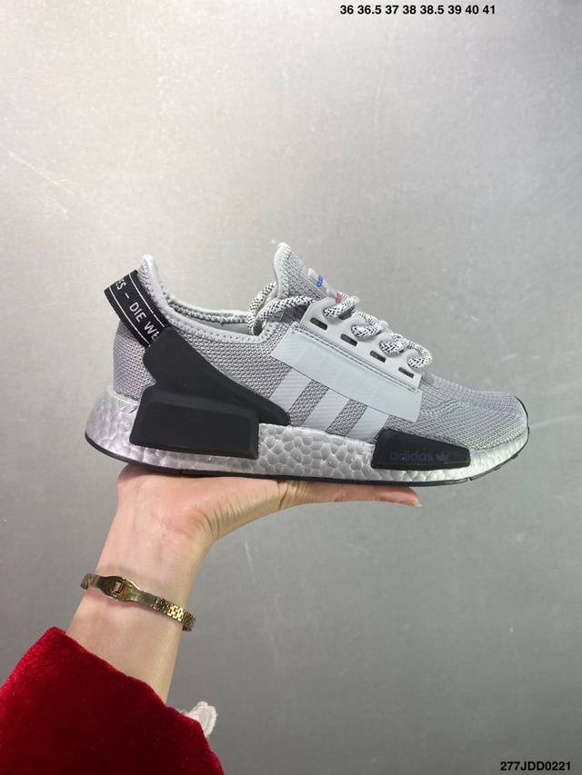 特价Adidas Boost Nmd R1 系列 弹力针鞋织面 原高 装弹Boost颗大粒底 缓震能性卓越 体质盈轻且抗冲击 整 双鞋子的透气和性舒适完度美！