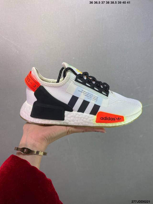 特价Adidas Boost Nmd R1 系列 弹力针鞋织面 原高 装弹Boost颗大粒底 缓震能性卓越 体质盈轻且抗冲击 整 双鞋子的透气和性舒适完度美！