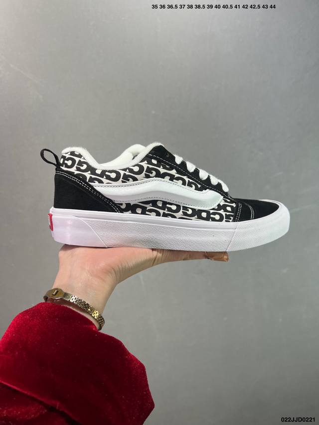 Vans Classics Knu Skool 苏格兰格纹拼接 厚鞋舌面包鞋 Vans联名超火的土豆鞋，复古经典，鞋头放大、包边上移加厚、鞋舌加厚。Vans C