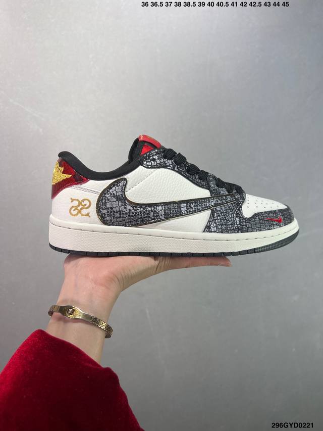 公司级Air Jordan 1 Low 此款主张打破传统的工业化流水线设计限制，以Made By Ideas的超级创意为理念，集结众多潮流设计师，结合时下最In