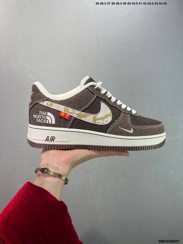 公司级Nk Air Force 1′07 Low 空军一号低帮百搭休闲运动板鞋 Ch6336-514 柔软、弹性十足的缓震性能和出色的中底设计 横跨复古与现代的