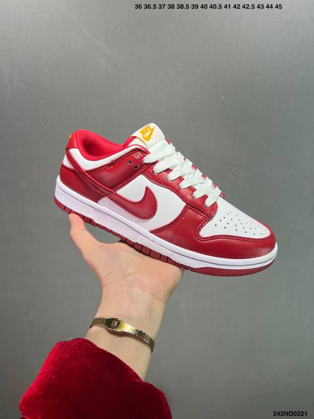 耐克 Nike Dunk Low Retro 运动鞋复古解构绑带板鞋 双鞋带。作为 80 年代经典篮球鞋款，起初专为硬木球场打造，后来成为席卷街头的时尚标杆，现