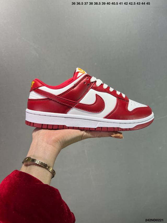 耐克 Nike Dunk Low Retro 运动鞋复古解构绑带板鞋 双鞋带。作为 80 年代经典篮球鞋款，起初专为硬木球场打造，后来成为席卷街头的时尚标杆，现