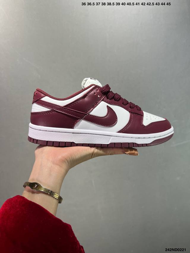 耐克 Nike Dunk Low Retro 运动鞋复古解构绑带板鞋 双鞋带。作为 80 年代经典篮球鞋款，起初专为硬木球场打造，后来成为席卷街头的时尚标杆，现