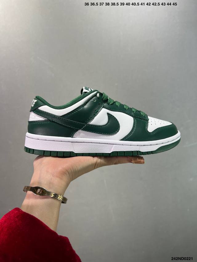 耐克 Nike Dunk Low Retro 运动鞋复古解构绑带板鞋 双鞋带。作为 80 年代经典篮球鞋款，起初专为硬木球场打造，后来成为席卷街头的时尚标杆，现