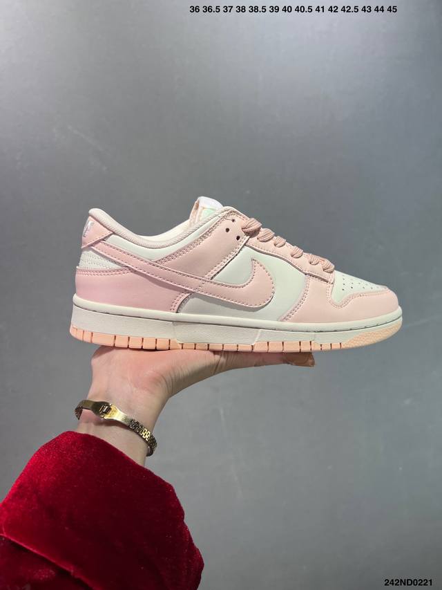 耐克 Nike Dunk Low Retro 运动鞋复古解构绑带板鞋 双鞋带。作为 80 年代经典篮球鞋款，起初专为硬木球场打造，后来成为席卷街头的时尚标杆，现