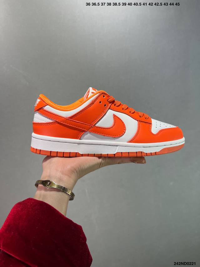 耐克 Nike Dunk Low Retro 运动鞋复古解构绑带板鞋 双鞋带。作为 80 年代经典篮球鞋款，起初专为硬木球场打造，后来成为席卷街头的时尚标杆，现