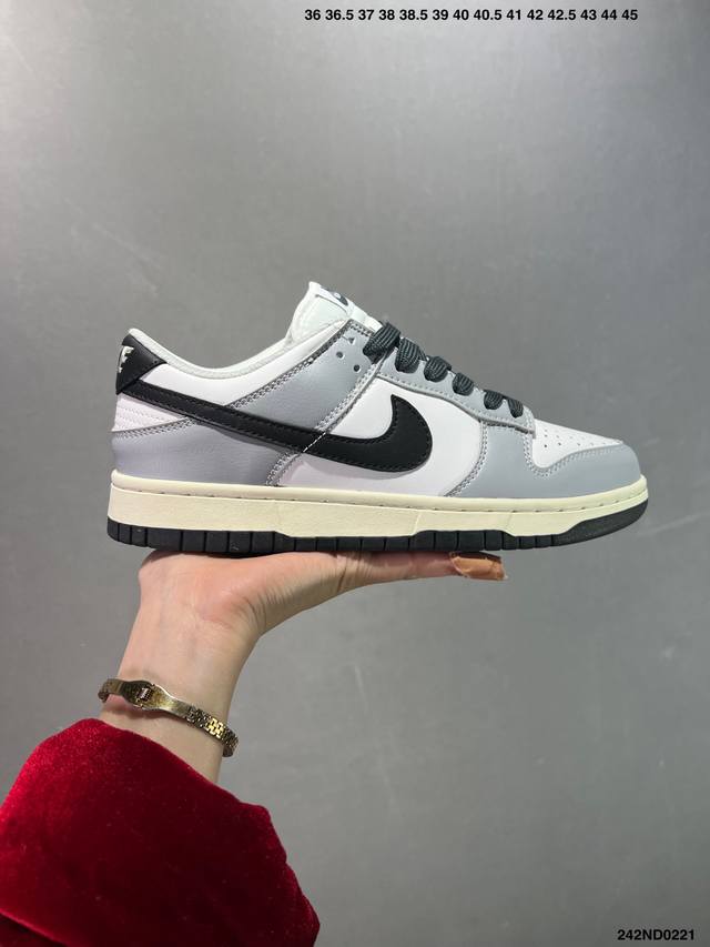 耐克 Nike Dunk Low Retro 运动鞋复古解构绑带板鞋 双鞋带。作为 80 年代经典篮球鞋款，起初专为硬木球场打造，后来成为席卷街头的时尚标杆，现