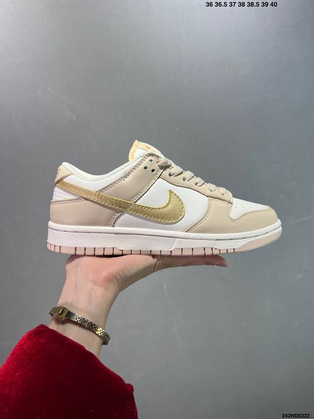 耐克 Nike Dunk Low Retro 运动鞋复古解构绑带板鞋 双鞋带。作为 80 年代经典篮球鞋款，起初专为硬木球场打造，后来成为席卷街头的时尚标杆，现