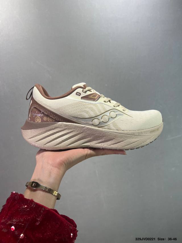 公司级 Saucony Triumph 索康尼胜利旗舰级缓震型跑鞋 性能相比前几代再升级：鞋面采用全新升级的工学网设计 贴合脚部更透气 中底部分使用最新的Pwr