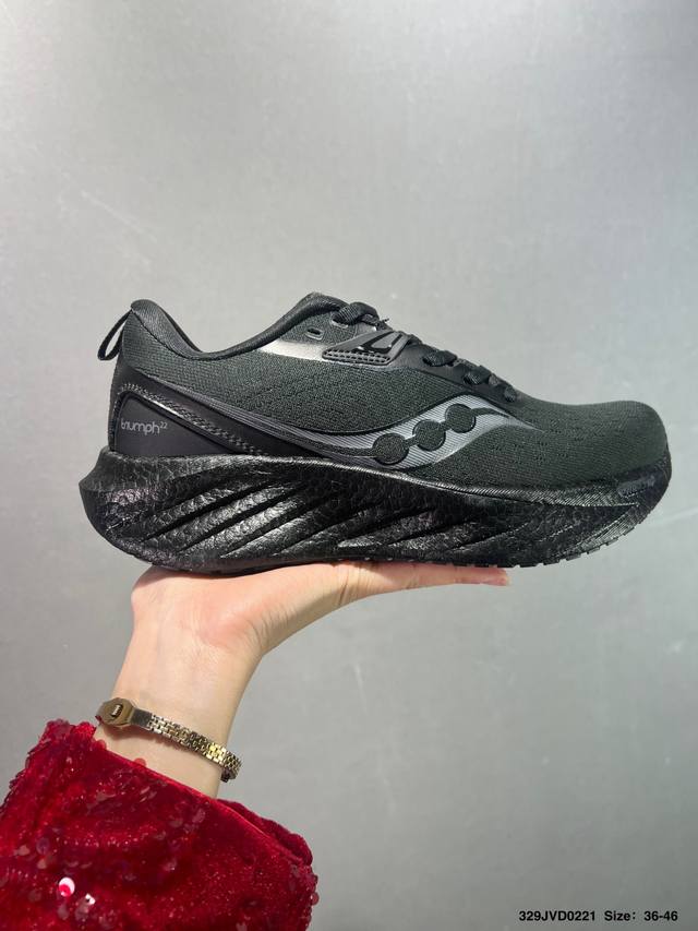 公司级 Saucony Triumph 索康尼胜利旗舰级缓震型跑鞋 性能相比前几代再升级：鞋面采用全新升级的工学网设计 贴合脚部更透气 中底部分使用最新的Pwr